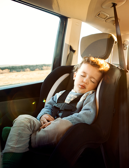 slapend kind in autostoel