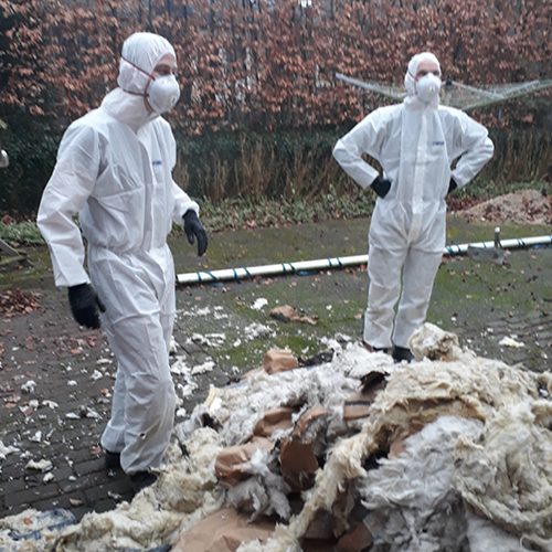 Mannen in witte pakken en isolatiemateriaal