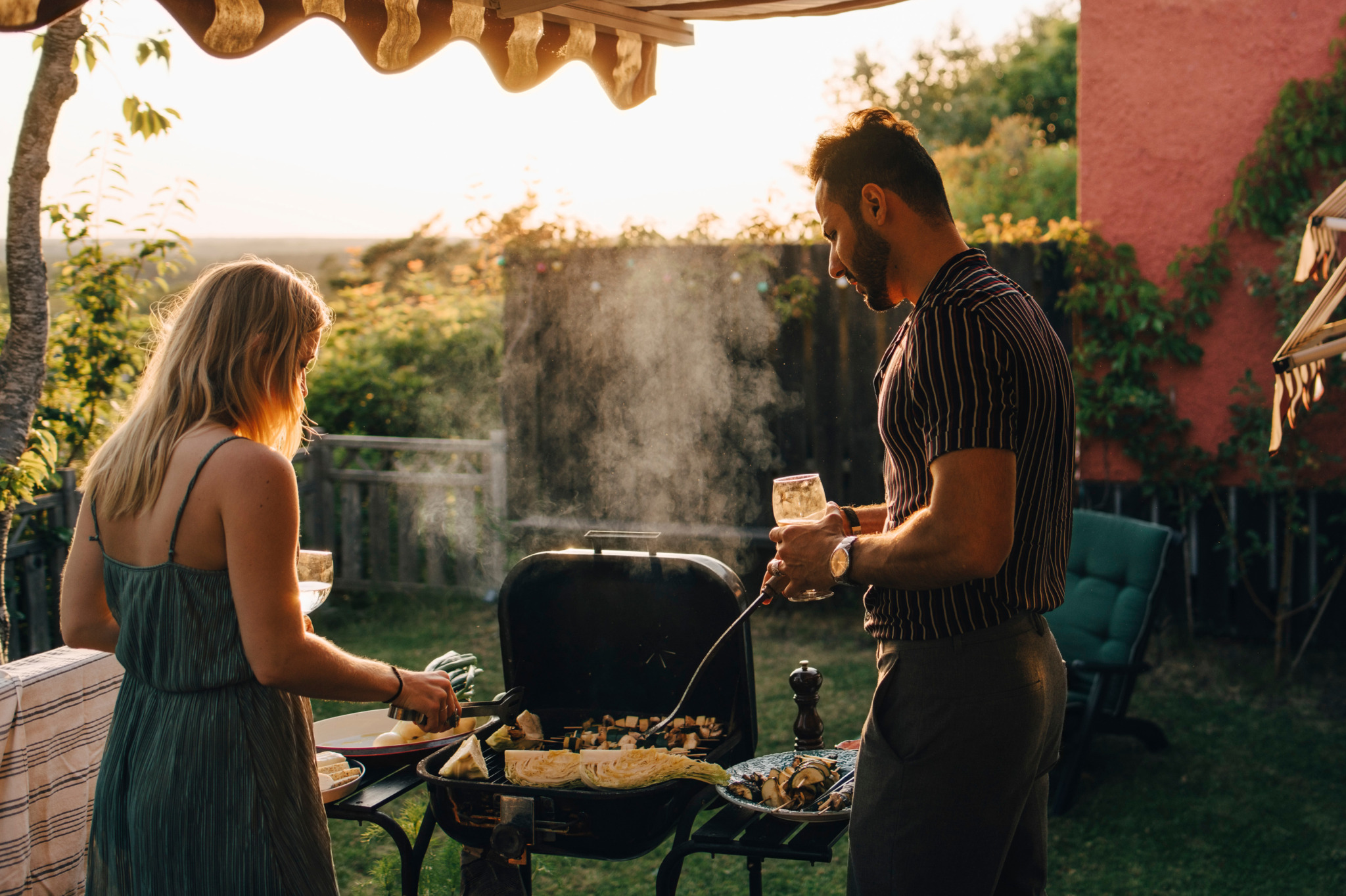 bbq buiten met vrienden