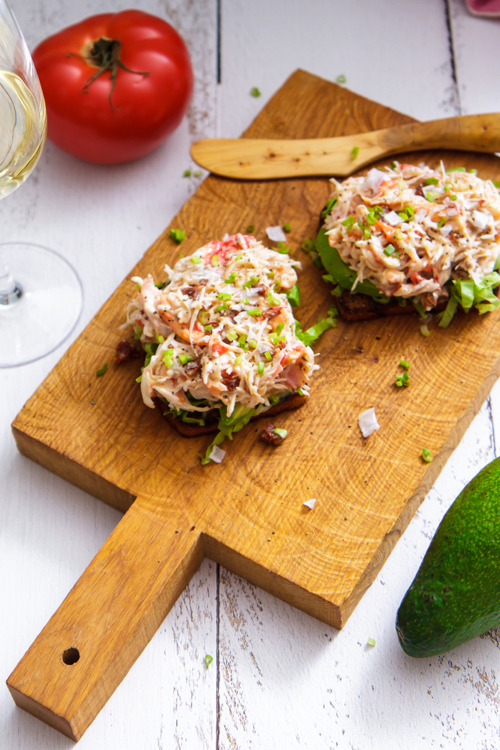 plank met broodje krabsalade