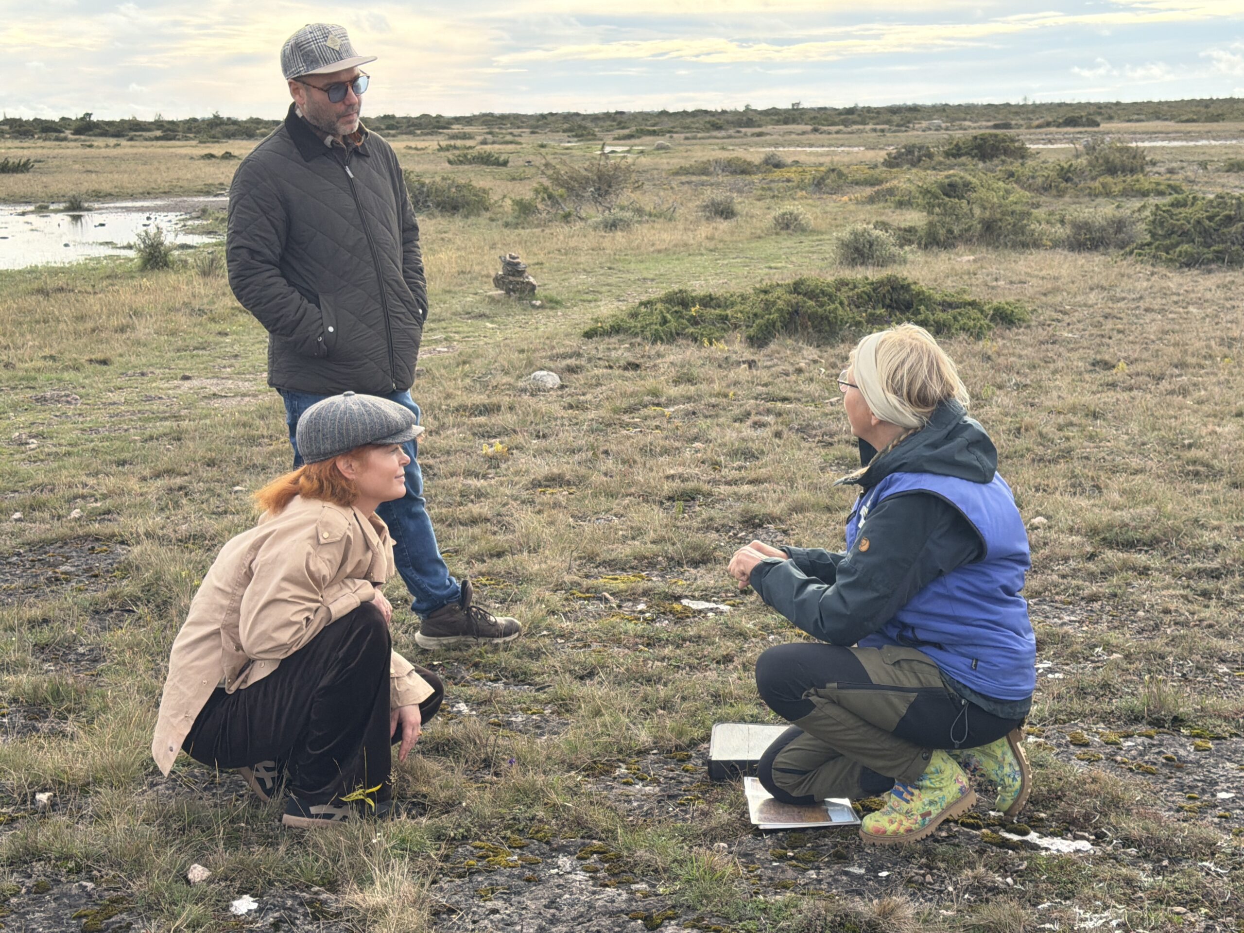 Kim-Lian en Daniel krijgen uitleg op het landschap van Zuid-Öland