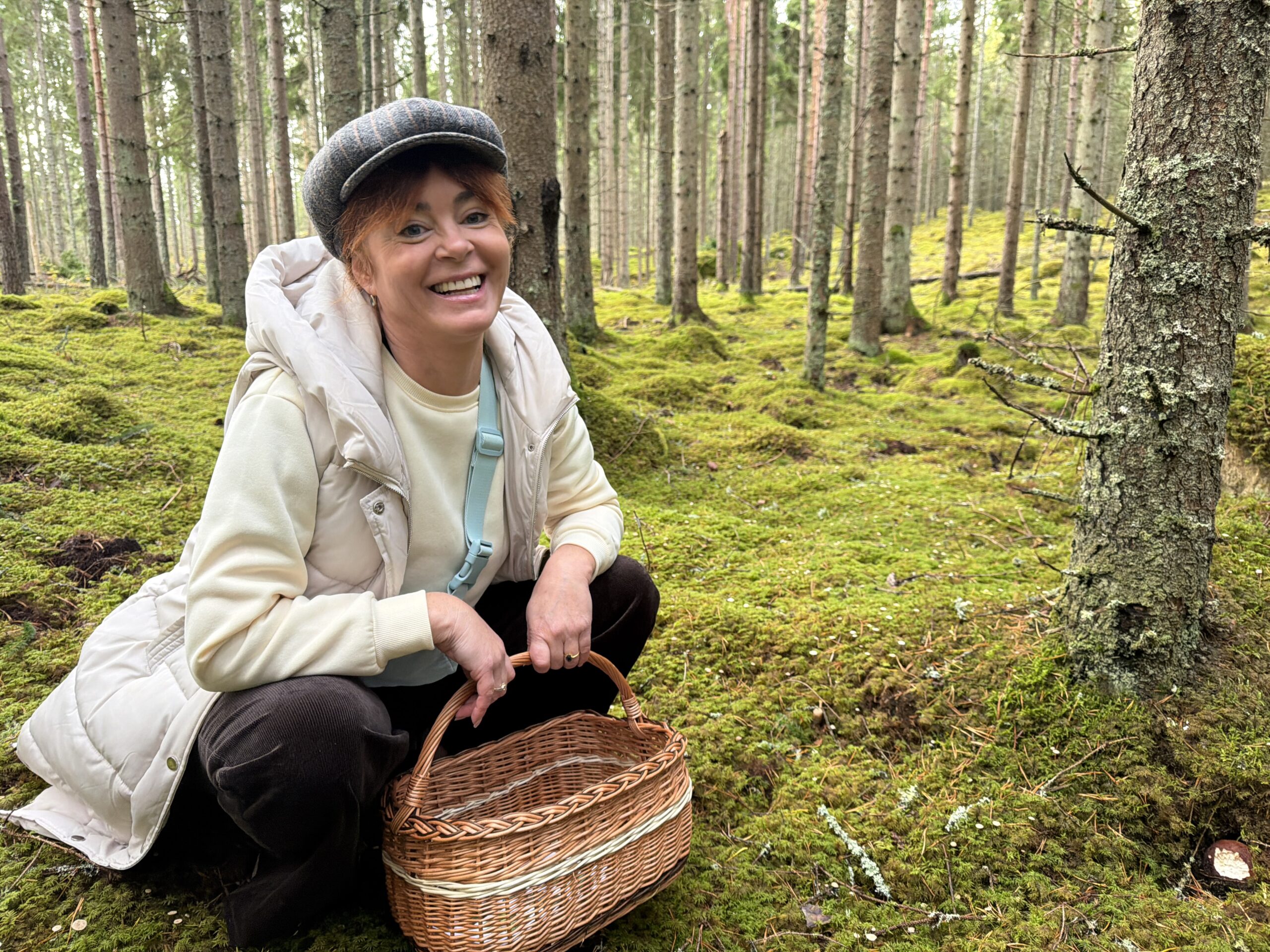 Kim-Lian van der Meij met een mand in het bos in Småland