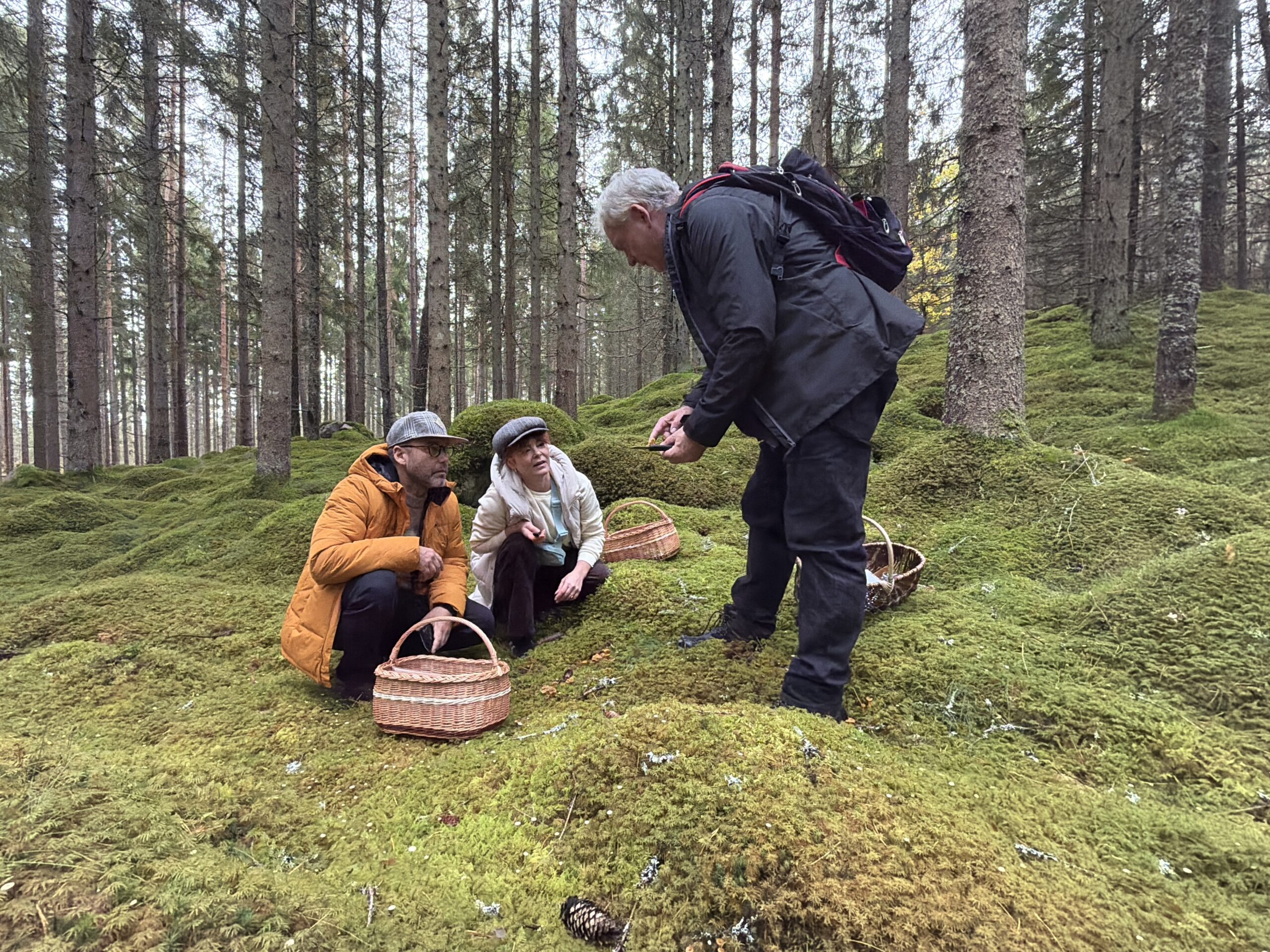 Kim-Lian en Daniel tijdens een paddenstoelentour met gids Stuart in Småland