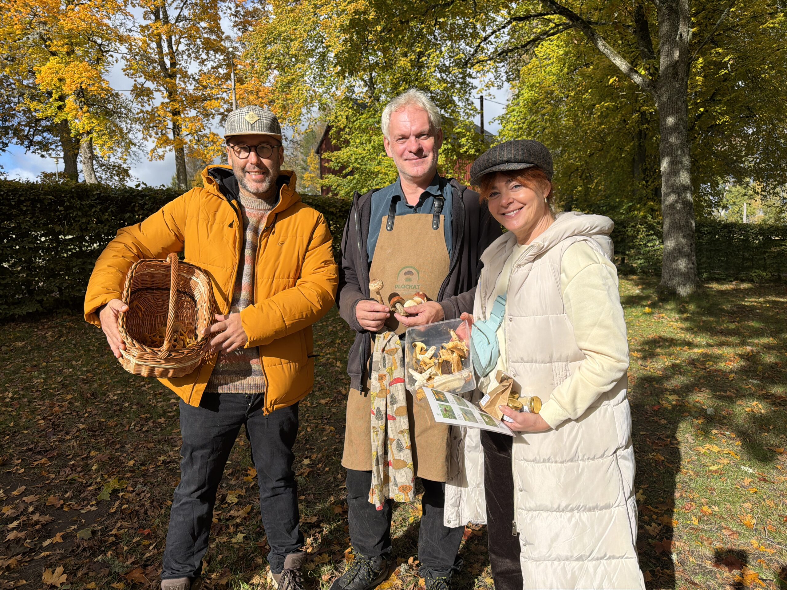 Kim-Lian, Daniel en gids Stuart na de paddenstoelentocht in Småland