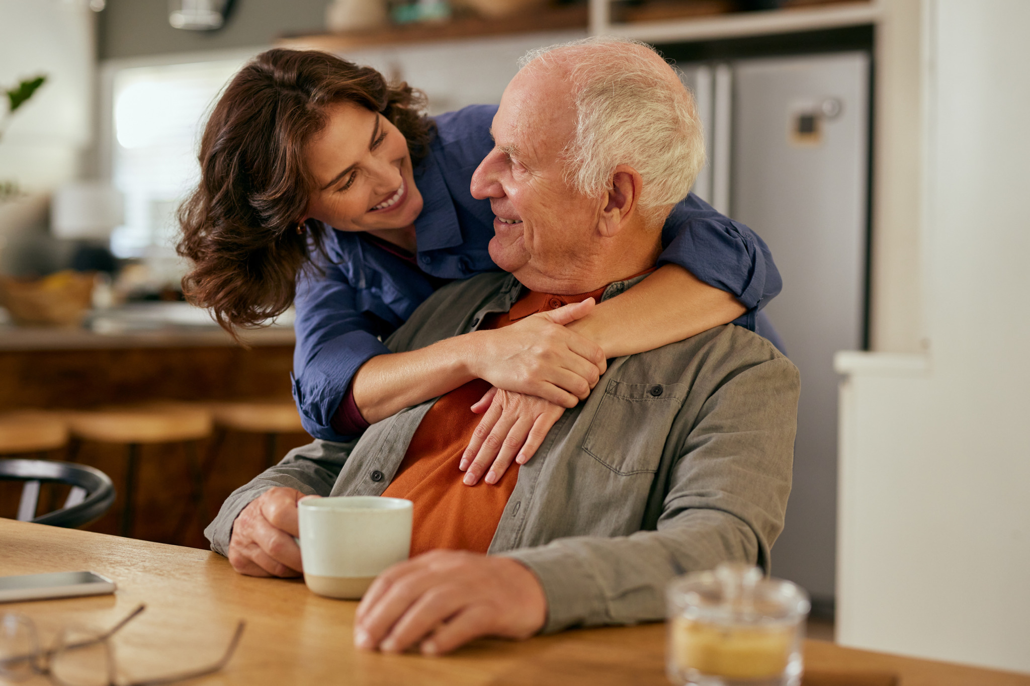 dochter en bejaarde vader mantelzorg