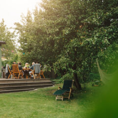 familie in de tuin met een grote boom