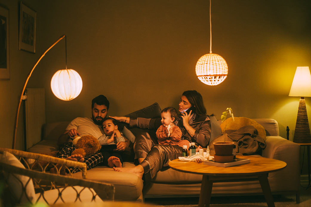 familie op de bank met sfeerlichten