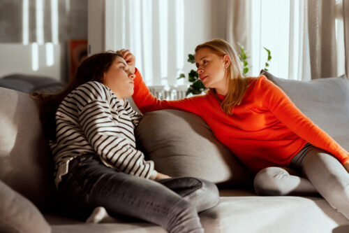 getty moeder en dochter bank