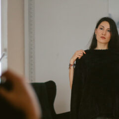 getty vrouw in de spiegel kleding