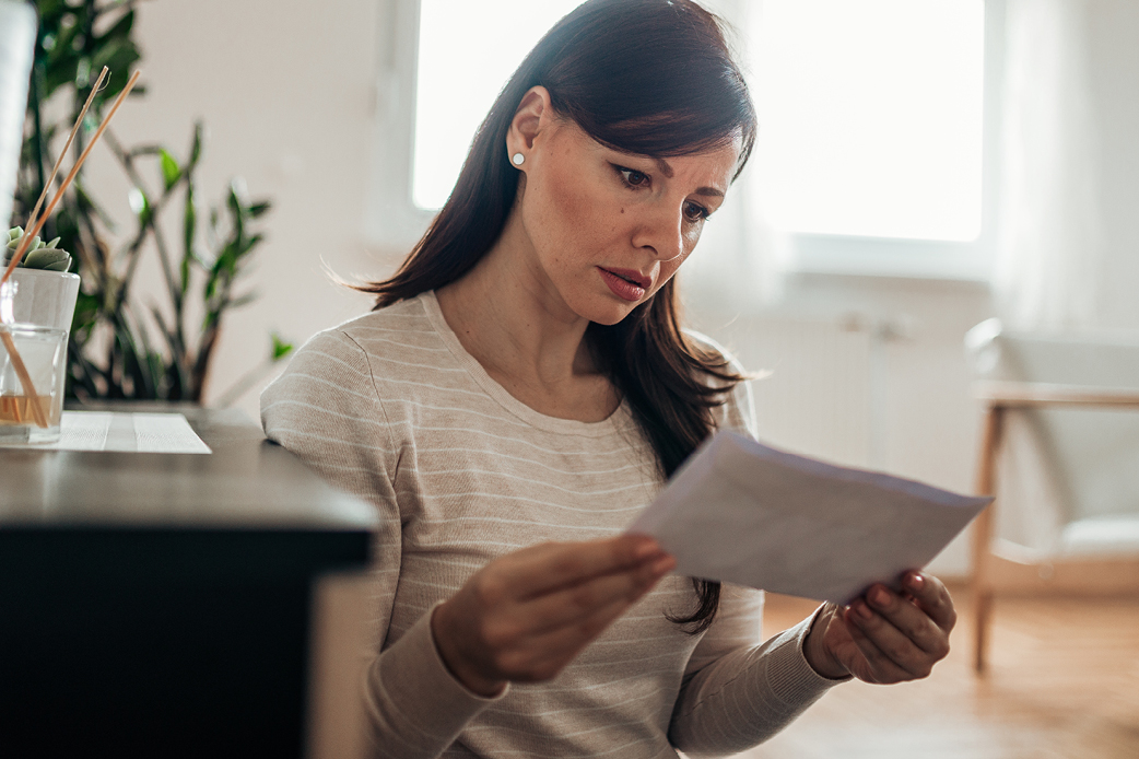 getty vrouw leest brief