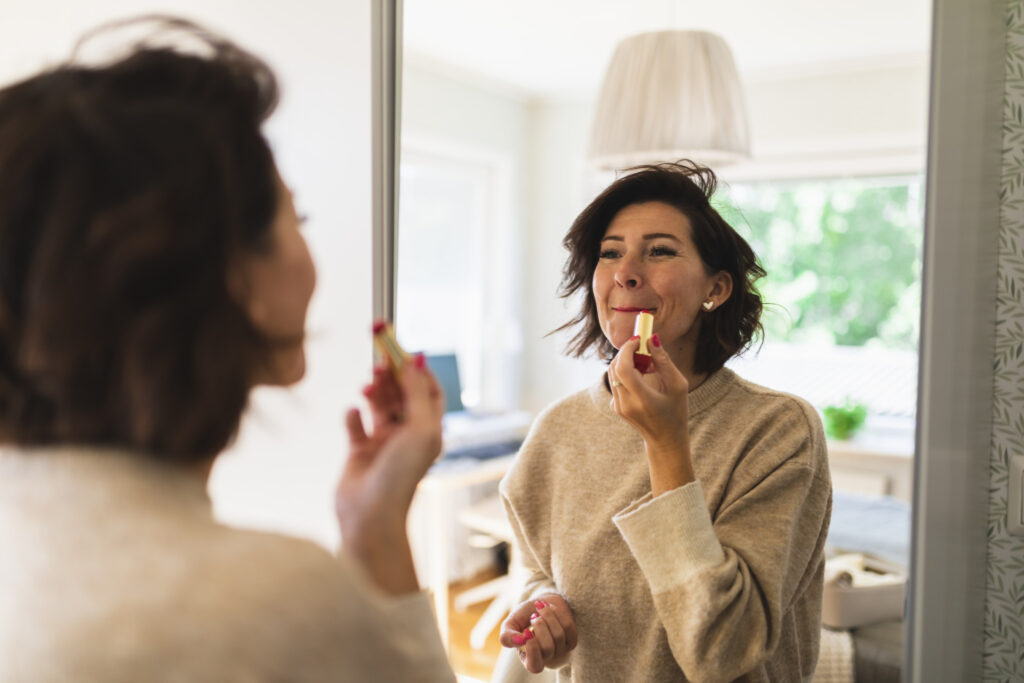 vrouw lippenstift spiegel