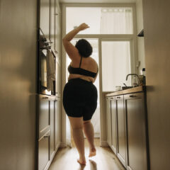 mooie volle vrouw die danst in de keuken