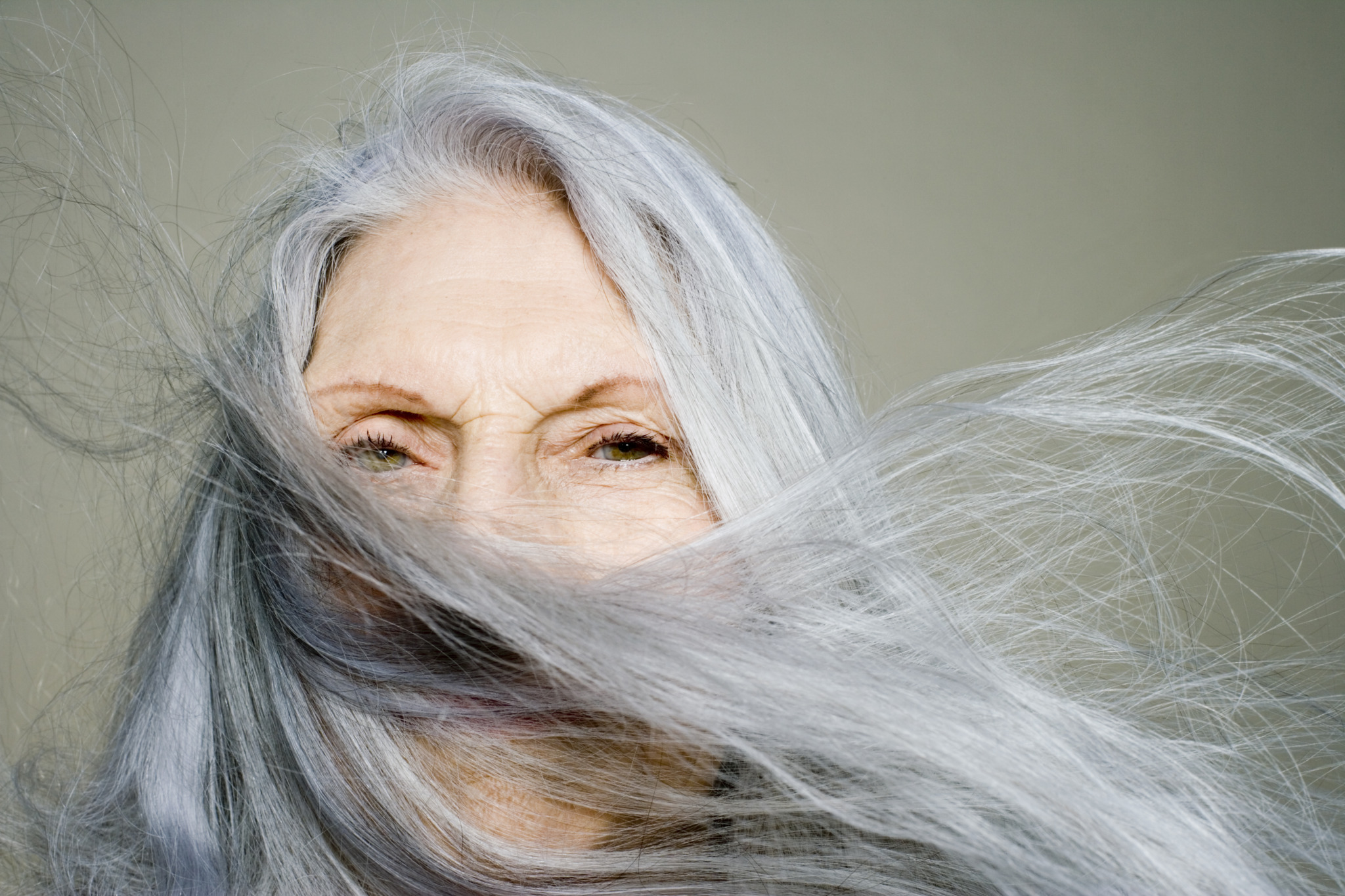 vrouw lang grijs haar