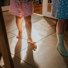 kinderen lopen door het huis op blote voeten en sokken
