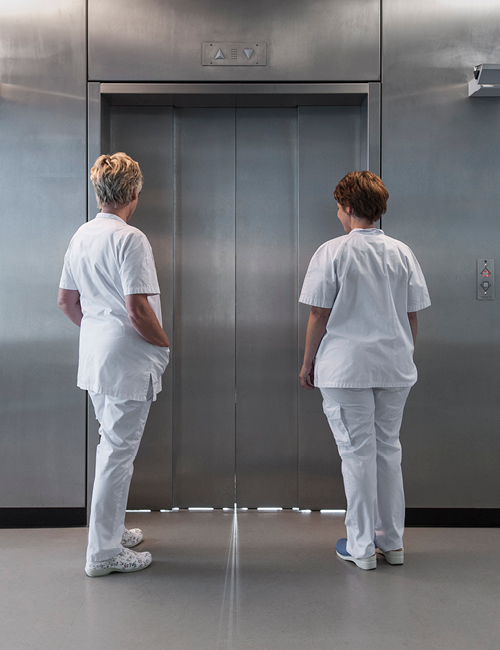 zusters wachten op de lift