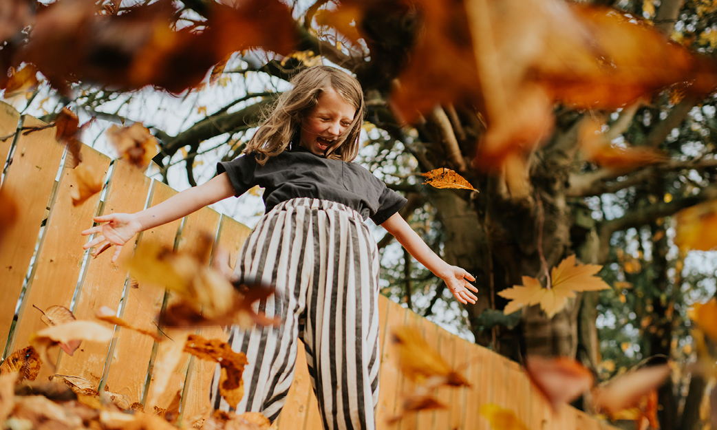 meisje herfst tuin bladeren