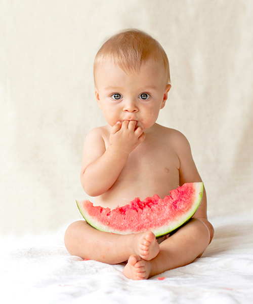 naakte baby eet watermeloen