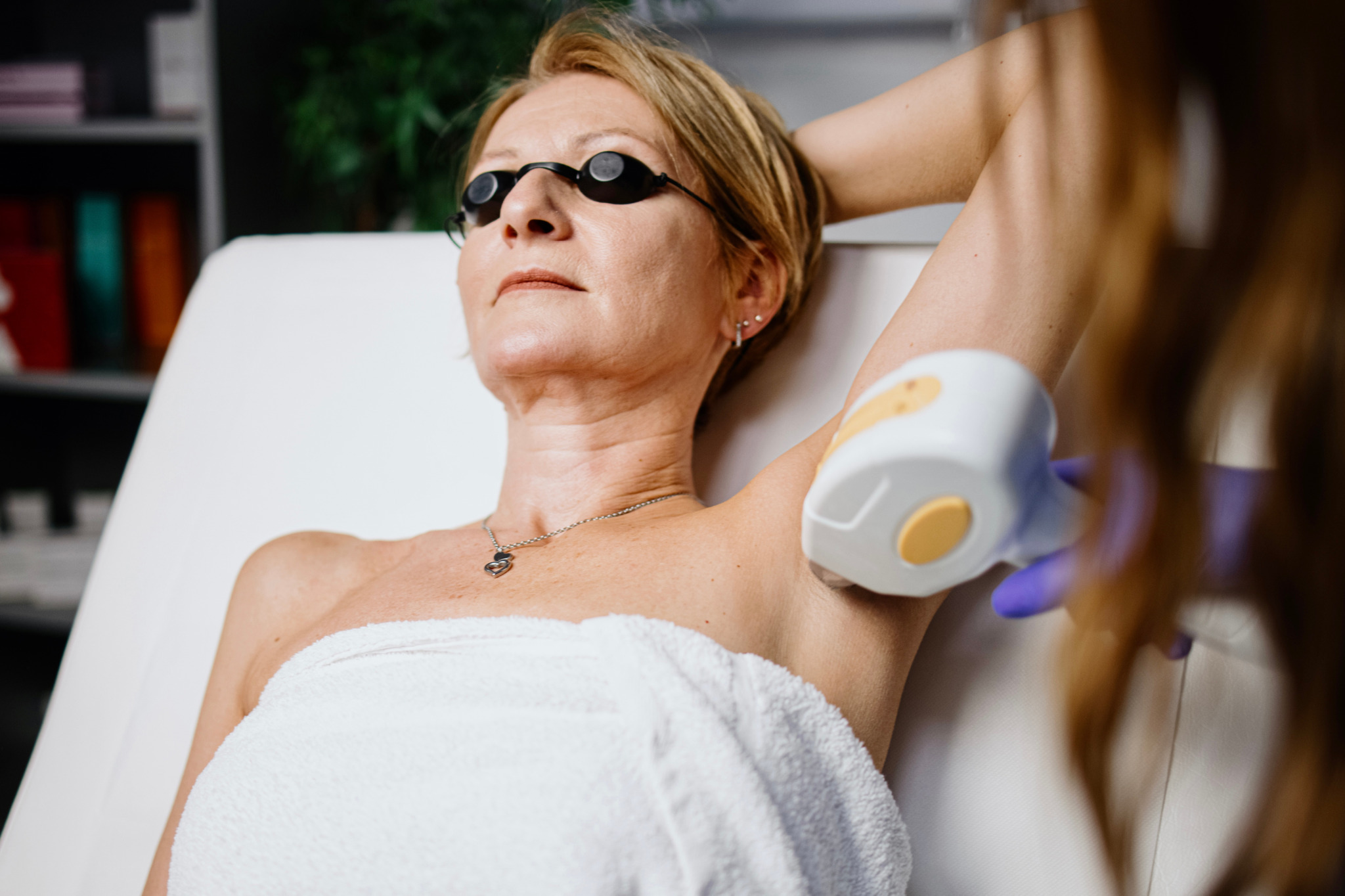 oudere vrouw laser oksel haar