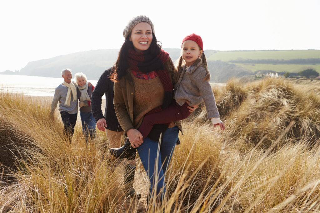 gezin wandelend in de natuur