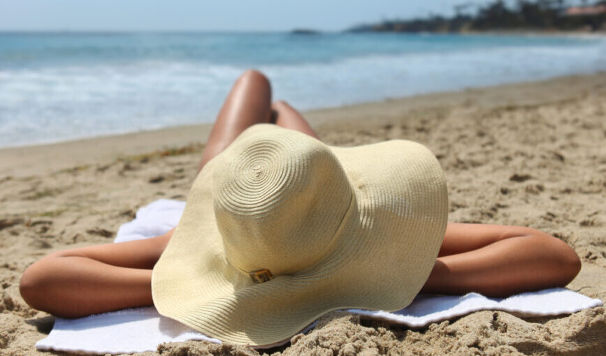 vrouw handdoek strand fb