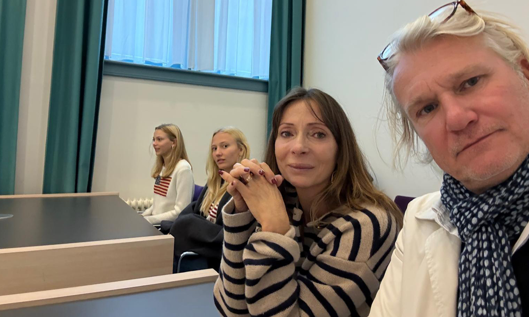 maybritt en familie in de rechtbank voor flo haar zitting