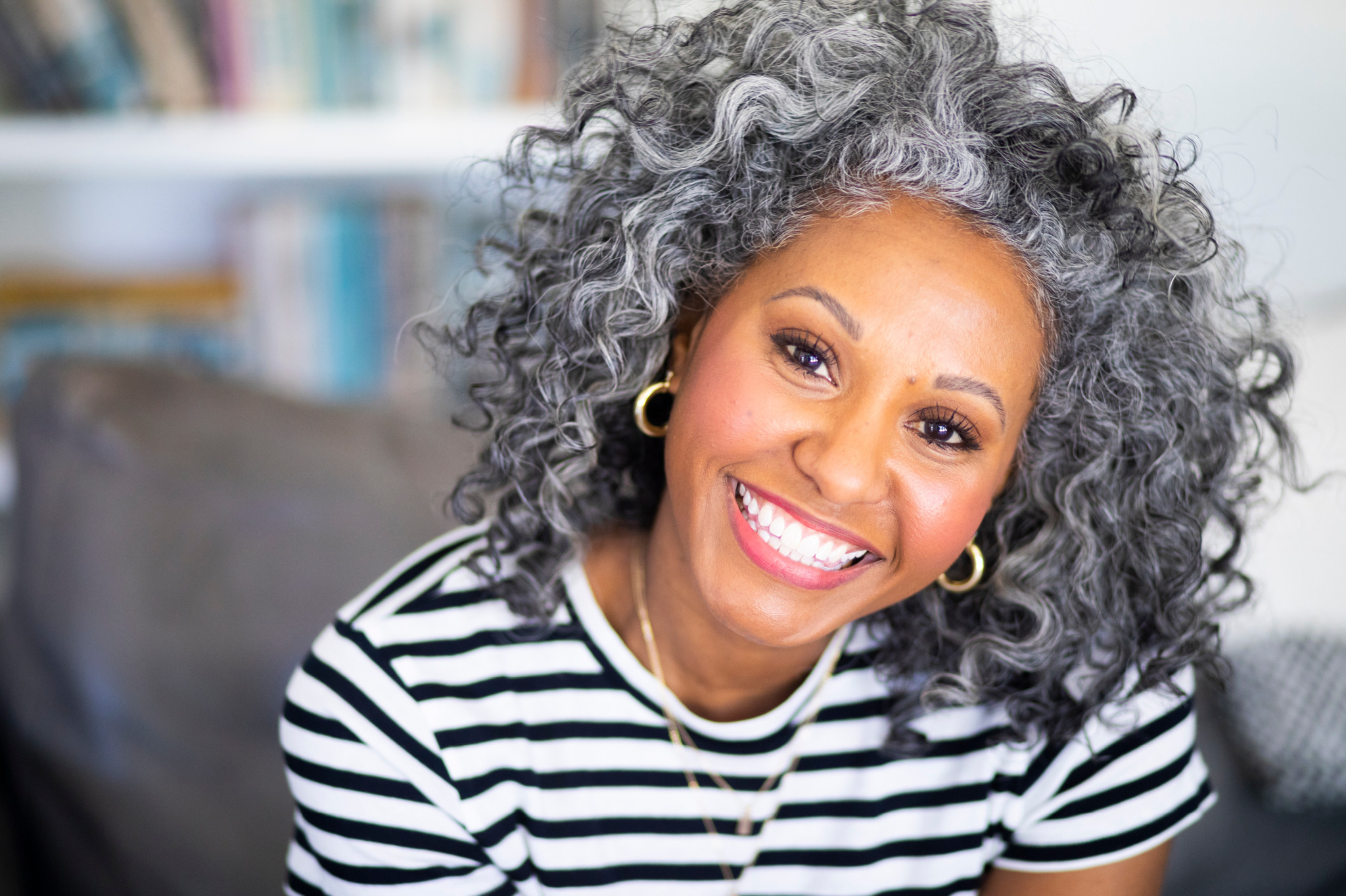 verzorging grijs haar krullen vrouw