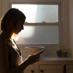 vrouw op telefoon affaire