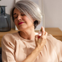 vrouw spuit parfum op