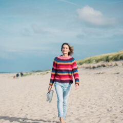 Vrouw-wandelen-lopen-strand-duinen-zee-nederland2