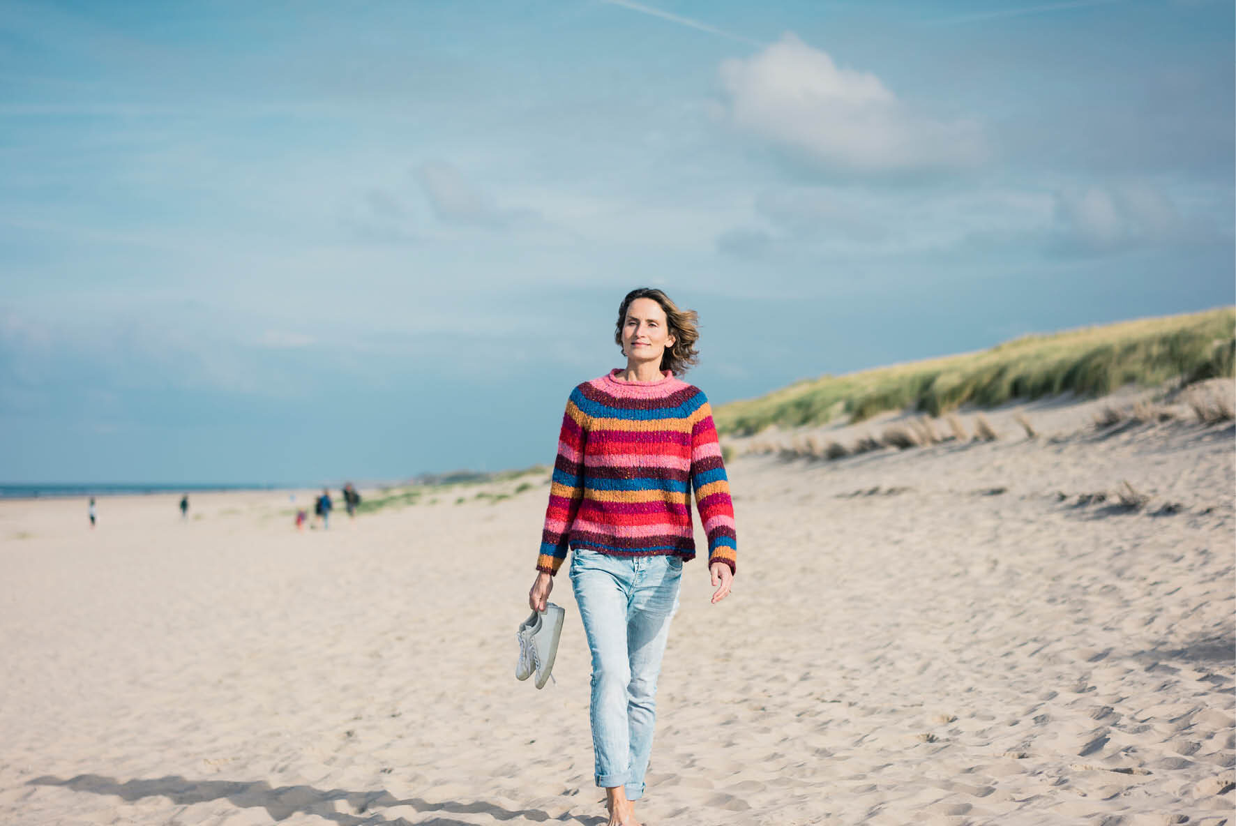 Vrouw-wandelen-lopen-strand-duinen-zee-nederland2