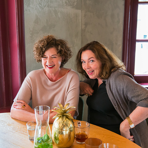 Brigitte en Franska samen aan een tafel in een restaurant